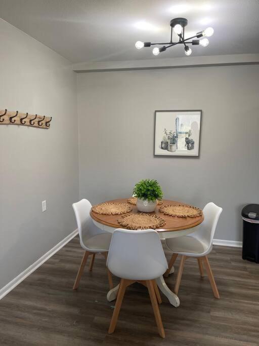 The Delores - 2 Bedroom Apt In Quilt Town, Usa Hamilton Esterno foto