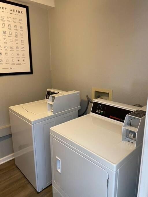 The Delores - 2 Bedroom Apt In Quilt Town, Usa Hamilton Esterno foto