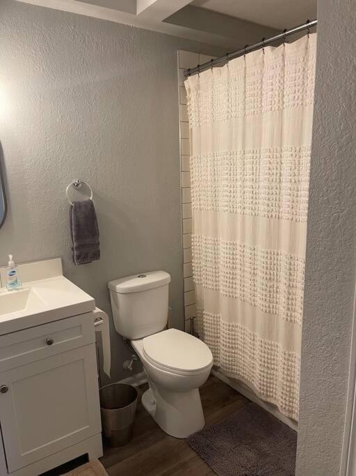 The Delores - 2 Bedroom Apt In Quilt Town, Usa Hamilton Esterno foto